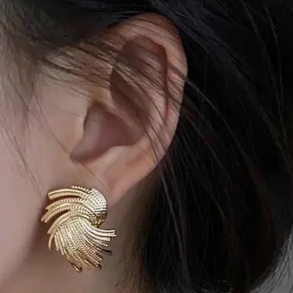 GP Wave Geometric Stud Earrings - Picture 5 of 5